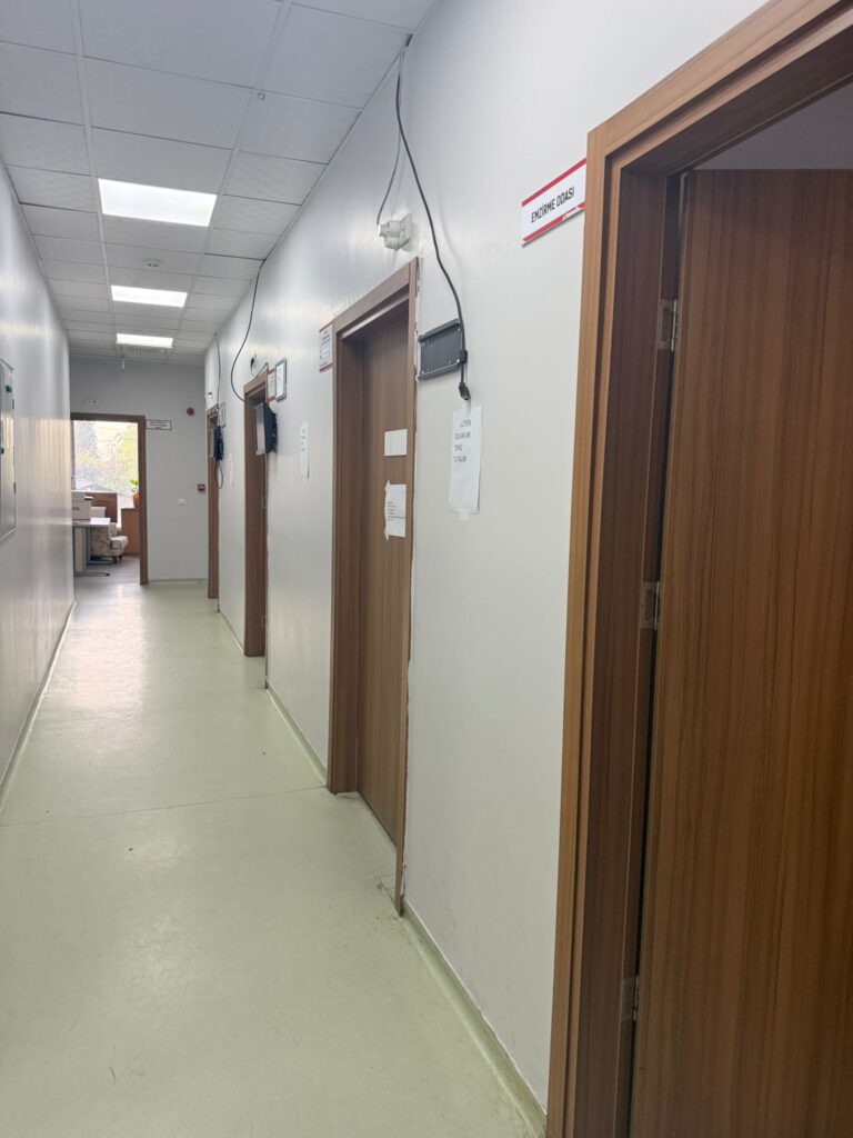 Doktor odalarına giriş